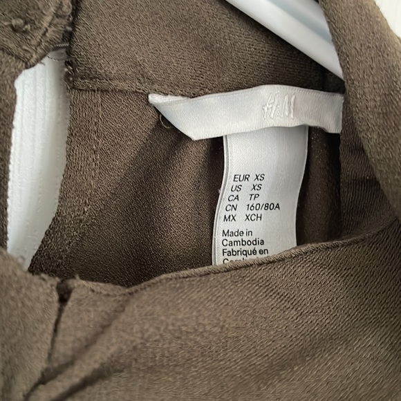 3/$15 🛍H&M top - Picture 2 of 4